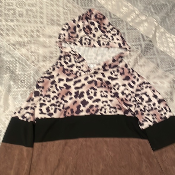 Hardly worn sweatshirt - Picture 2 of 3